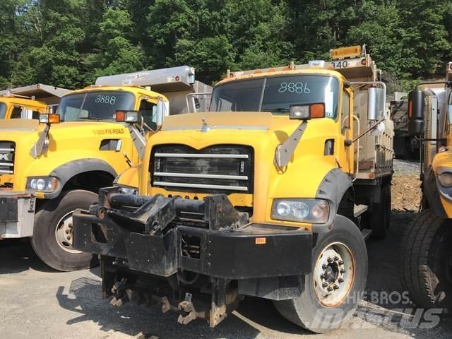 Mack 700 حراثات ونصول الجليد