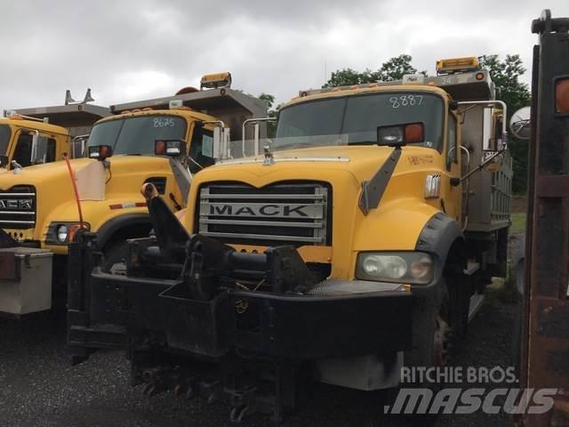 Mack 700 حراثات ونصول الجليد