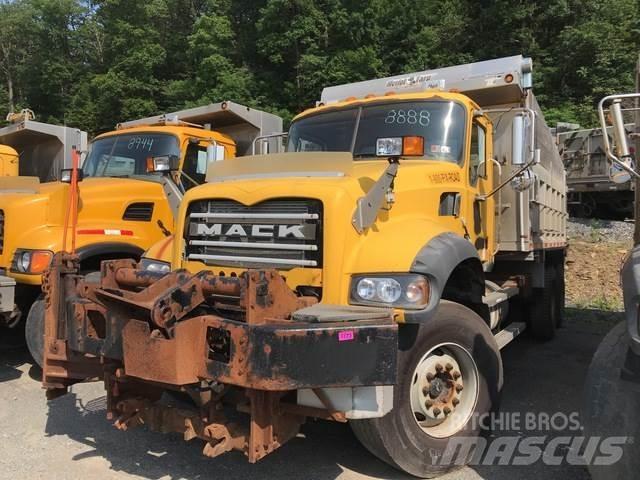 Mack 700 حراثات ونصول الجليد