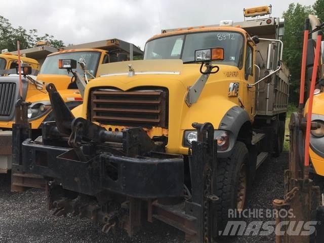 Mack 700 حراثات ونصول الجليد