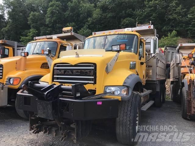 Mack 700 حراثات ونصول الجليد