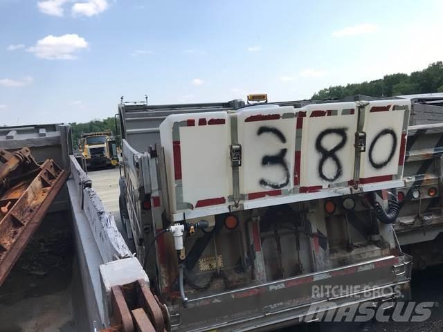 Mack 700 حراثات ونصول الجليد