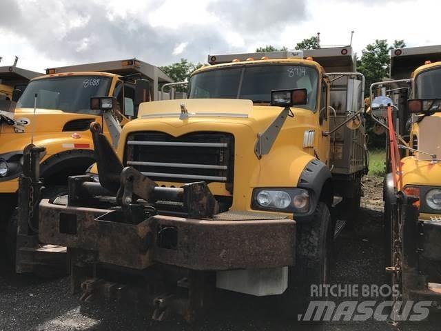 Mack 700 حراثات ونصول الجليد