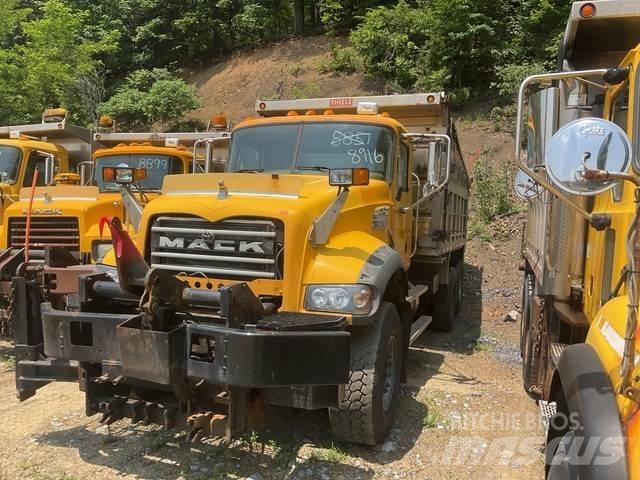 Mack 700 حراثات ونصول الجليد