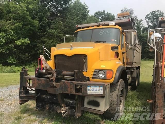 Mack 700 حراثات ونصول الجليد