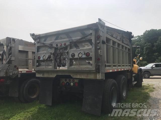 Mack 700 حراثات ونصول الجليد