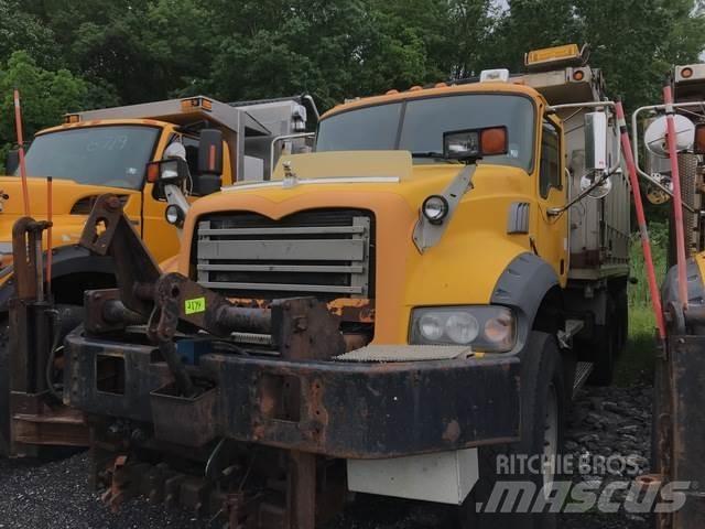 Mack 700 حراثات ونصول الجليد