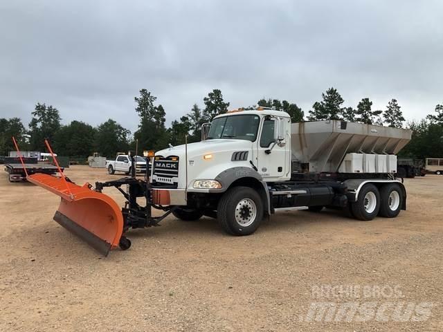 Mack 800 حراثات ونصول الجليد