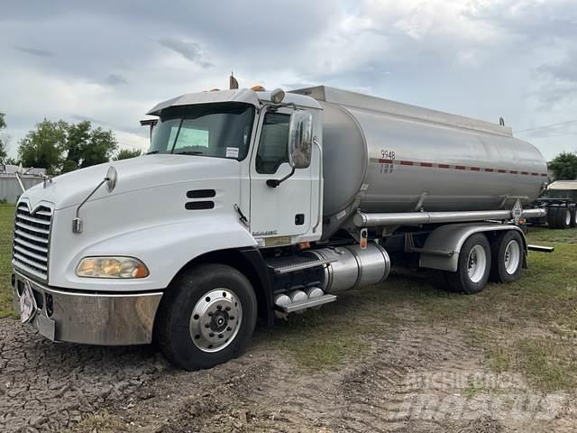 Mack CH613 شاحنات ذات صهاريج