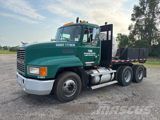 Mack CH613 شاحنات مسطحة/مفصلية الجوانب