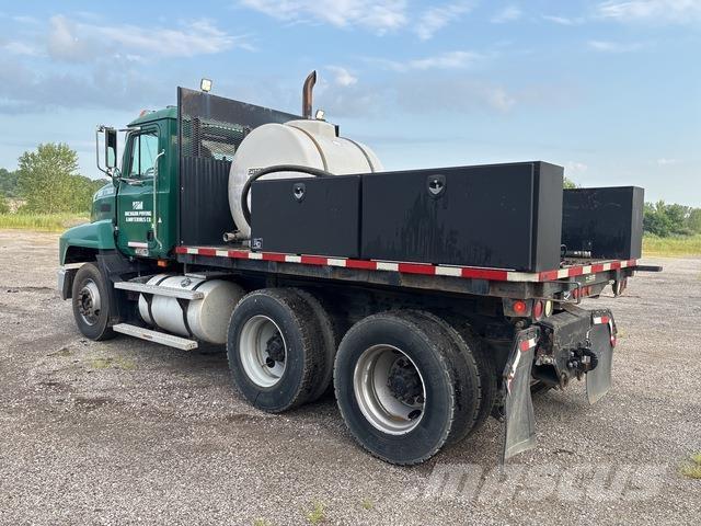 Mack CH613 شاحنات مسطحة/مفصلية الجوانب