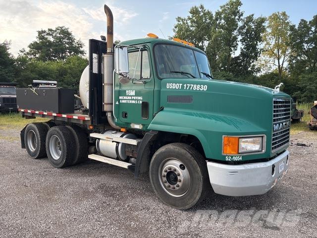 Mack CH613 شاحنات مسطحة/مفصلية الجوانب