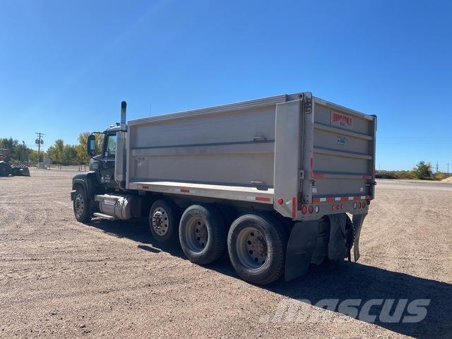 Mack CHN613 شاحنات قلابة