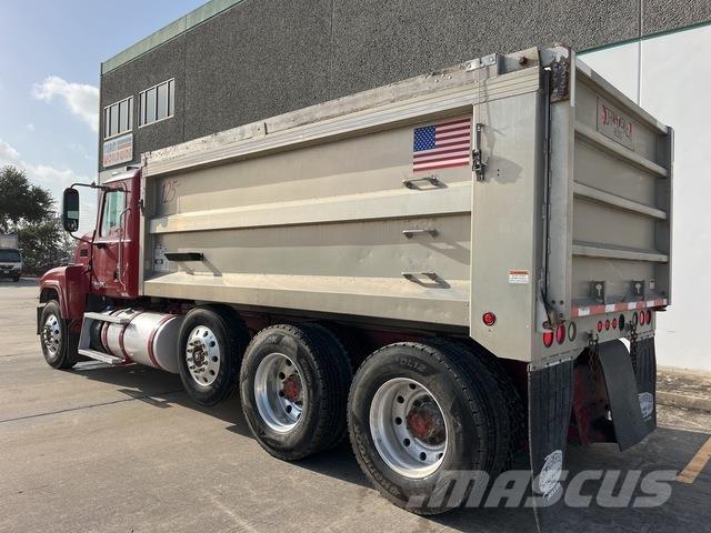 Mack CHU613 شاحنات قلابة