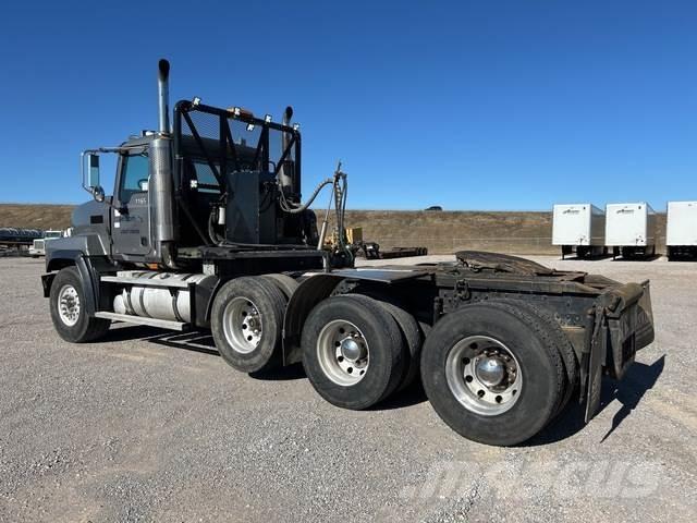 Mack CL713 وحدات الجر