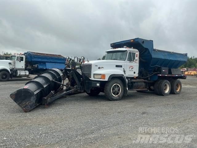 Mack CL713 حراثات ونصول الجليد