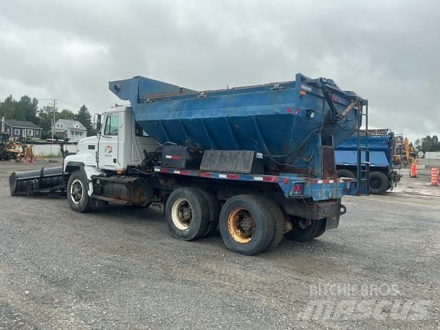 Mack CL713 حراثات ونصول الجليد