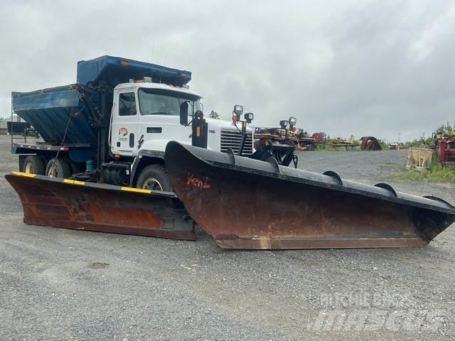 Mack CL713 حراثات ونصول الجليد