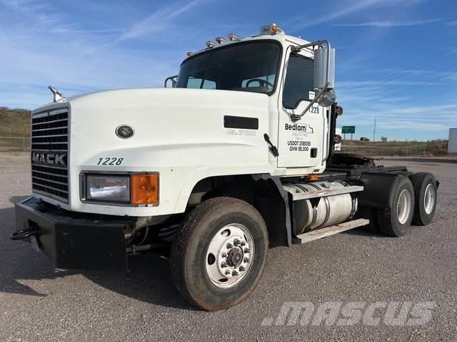 Mack CL733 وحدات الجر