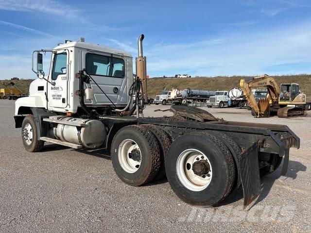 Mack CL733 وحدات الجر