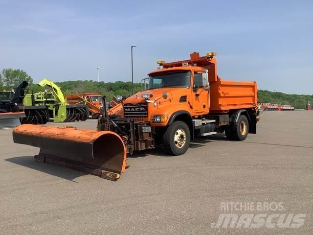 Mack CV700 حراثات ونصول الجليد