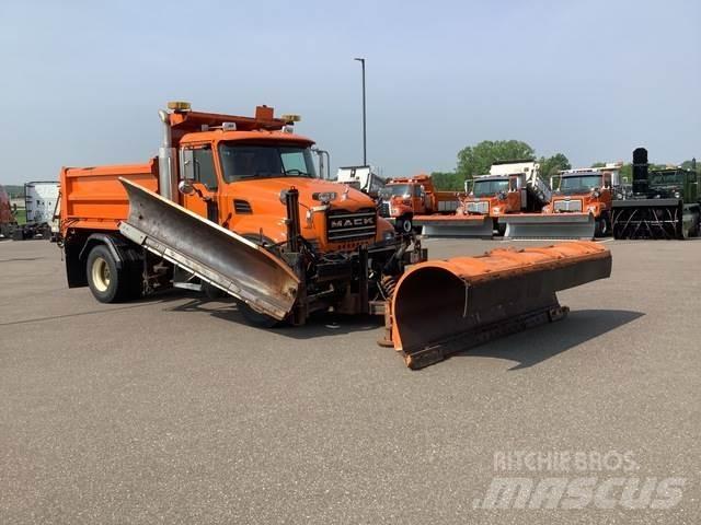 Mack CV700 حراثات ونصول الجليد