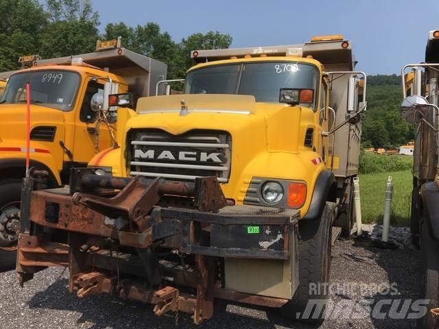 Mack CV700 حراثات ونصول الجليد