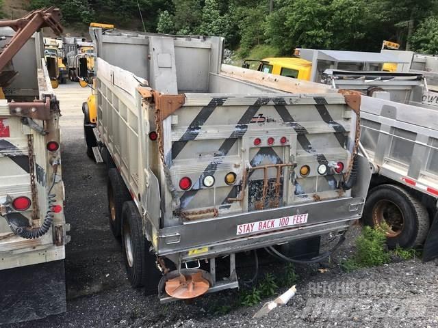 Mack CV700 حراثات ونصول الجليد