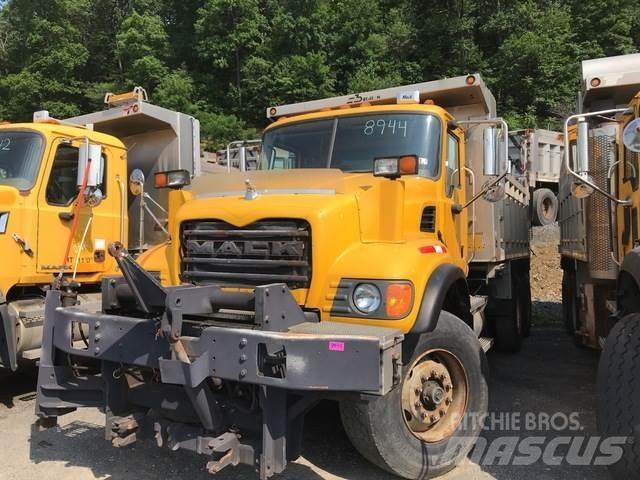 Mack CV700 حراثات ونصول الجليد