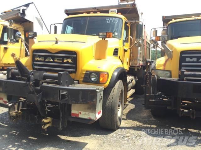 Mack CV700 حراثات ونصول الجليد