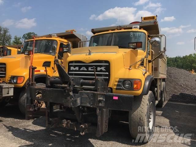 Mack CV700 حراثات ونصول الجليد