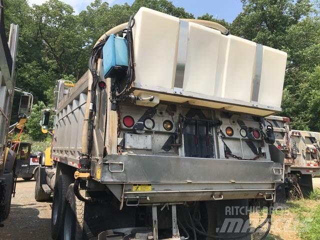 Mack CV700 حراثات ونصول الجليد