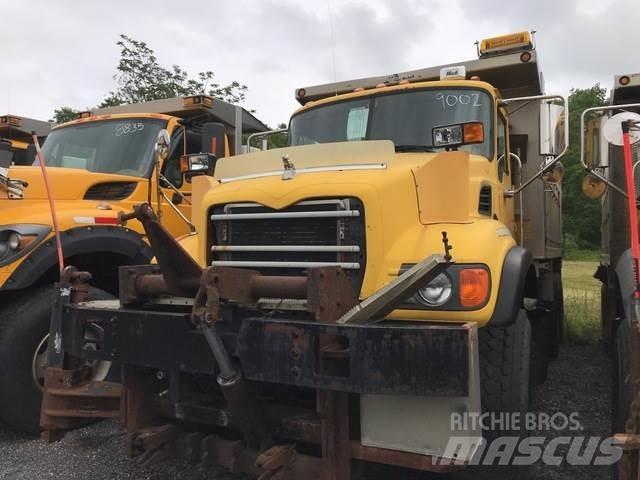 Mack CV700 حراثات ونصول الجليد