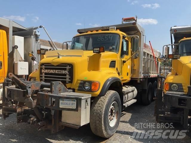 Mack CV713 حراثات ونصول الجليد