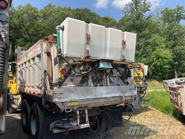 Mack CV713 حراثات ونصول الجليد