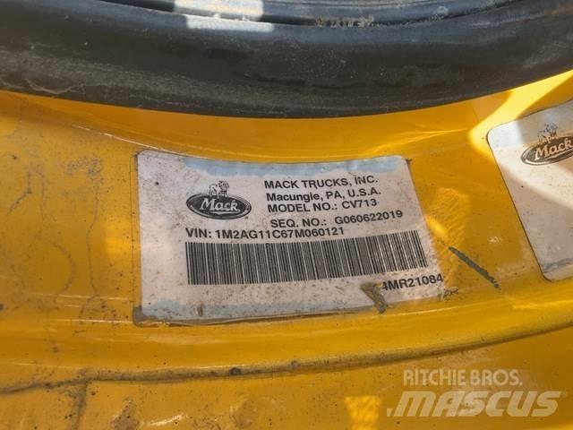 Mack CV713 حراثات ونصول الجليد