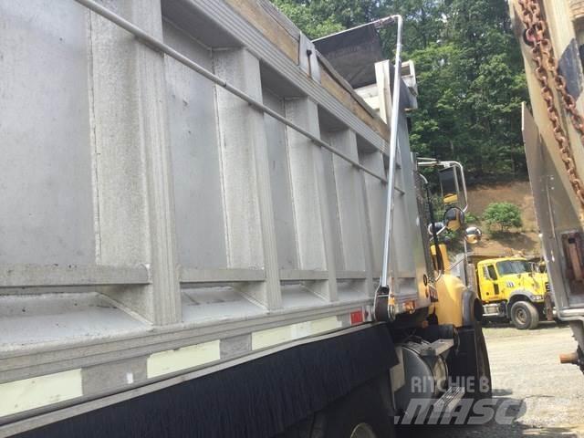 Mack CV713 حراثات ونصول الجليد