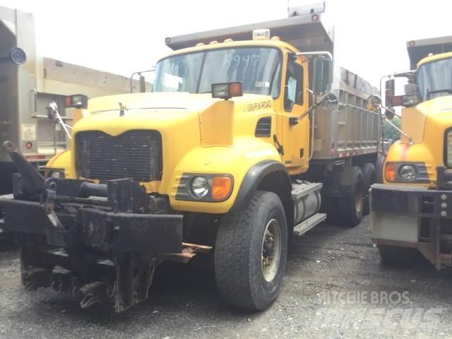 Mack CV713 معدات نشر الرمال والملح