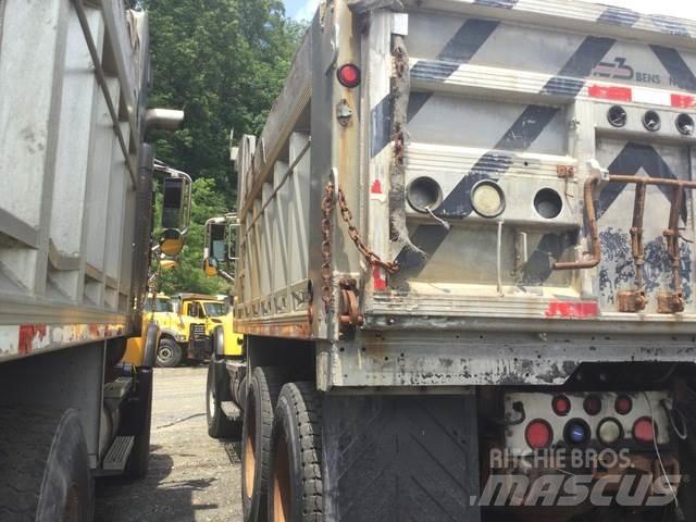 Mack CV713 معدات نشر الرمال والملح