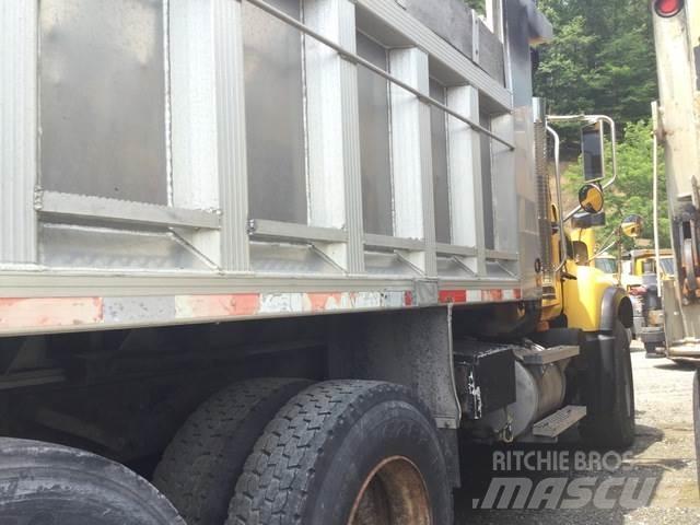 Mack CV713 معدات نشر الرمال والملح