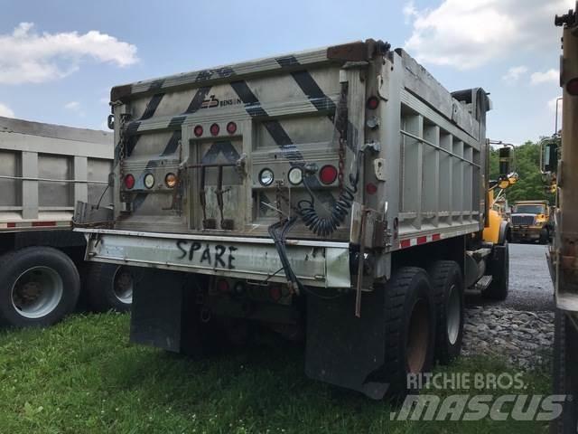Mack CV713 حراثات ونصول الجليد