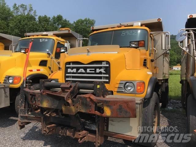 Mack CV713 معدات نشر الرمال والملح