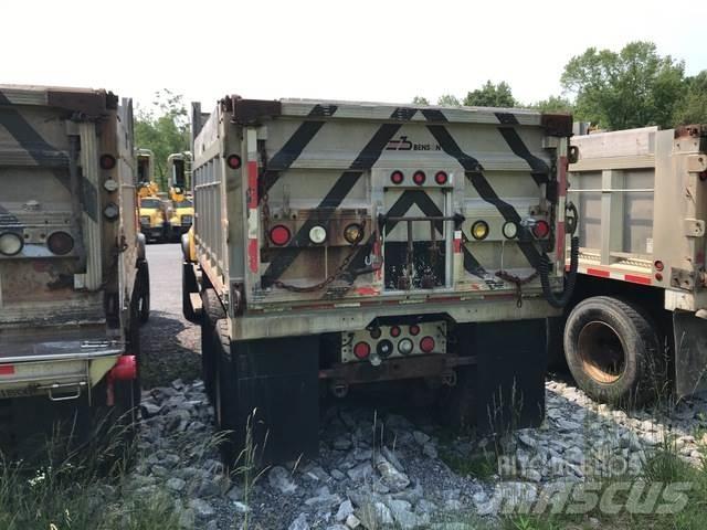 Mack CV713 معدات نشر الرمال والملح