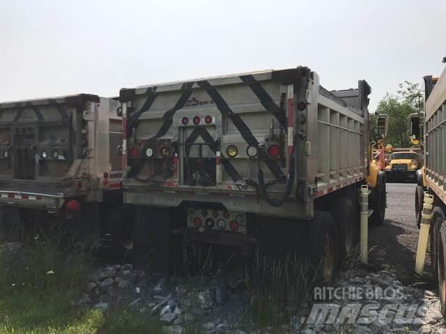 Mack CV713 معدات نشر الرمال والملح