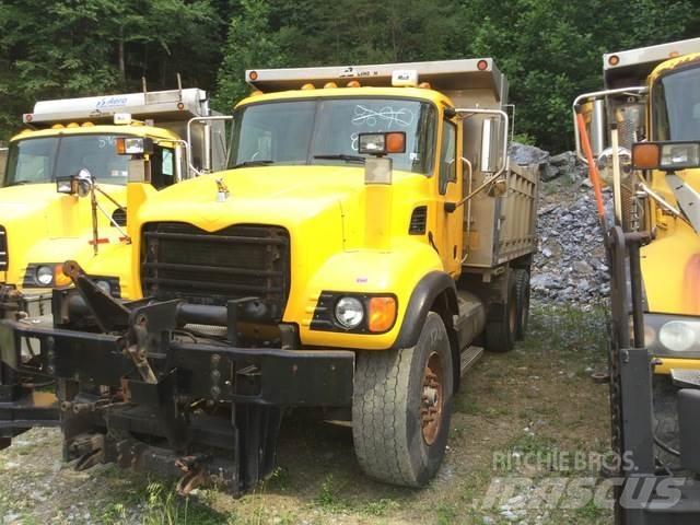 Mack CV713 معدات نشر الرمال والملح