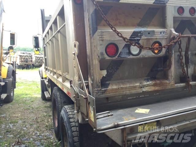 Mack CV713 معدات نشر الرمال والملح