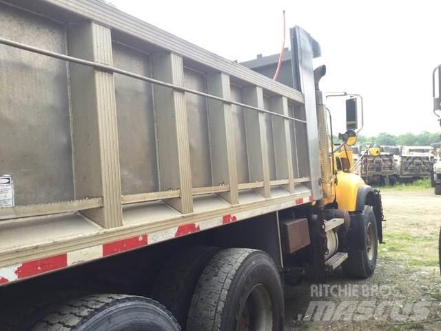 Mack CV713 معدات نشر الرمال والملح