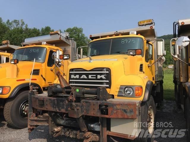 Mack CV713 معدات نشر الرمال والملح