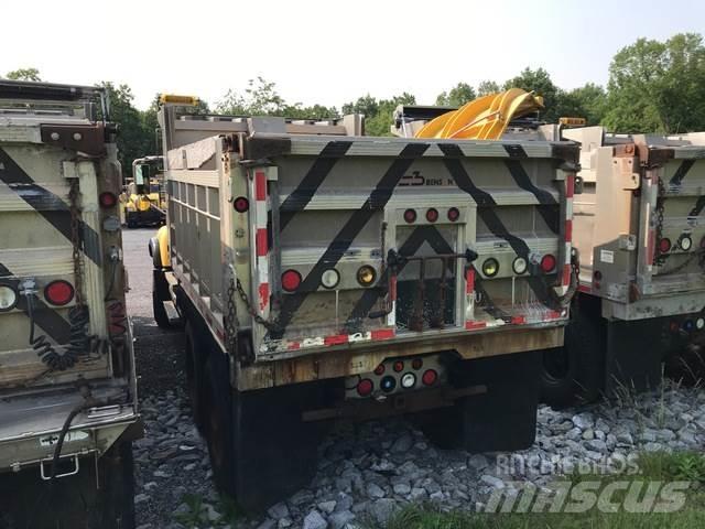 Mack CV713 معدات نشر الرمال والملح