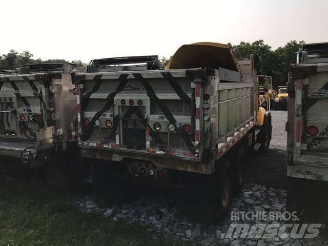 Mack CV713 معدات نشر الرمال والملح